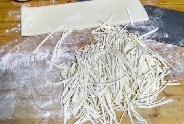 餛飩、刀削面、面條、肉夾饃、餡餅、發(fā)面油餅的和面方法及配方